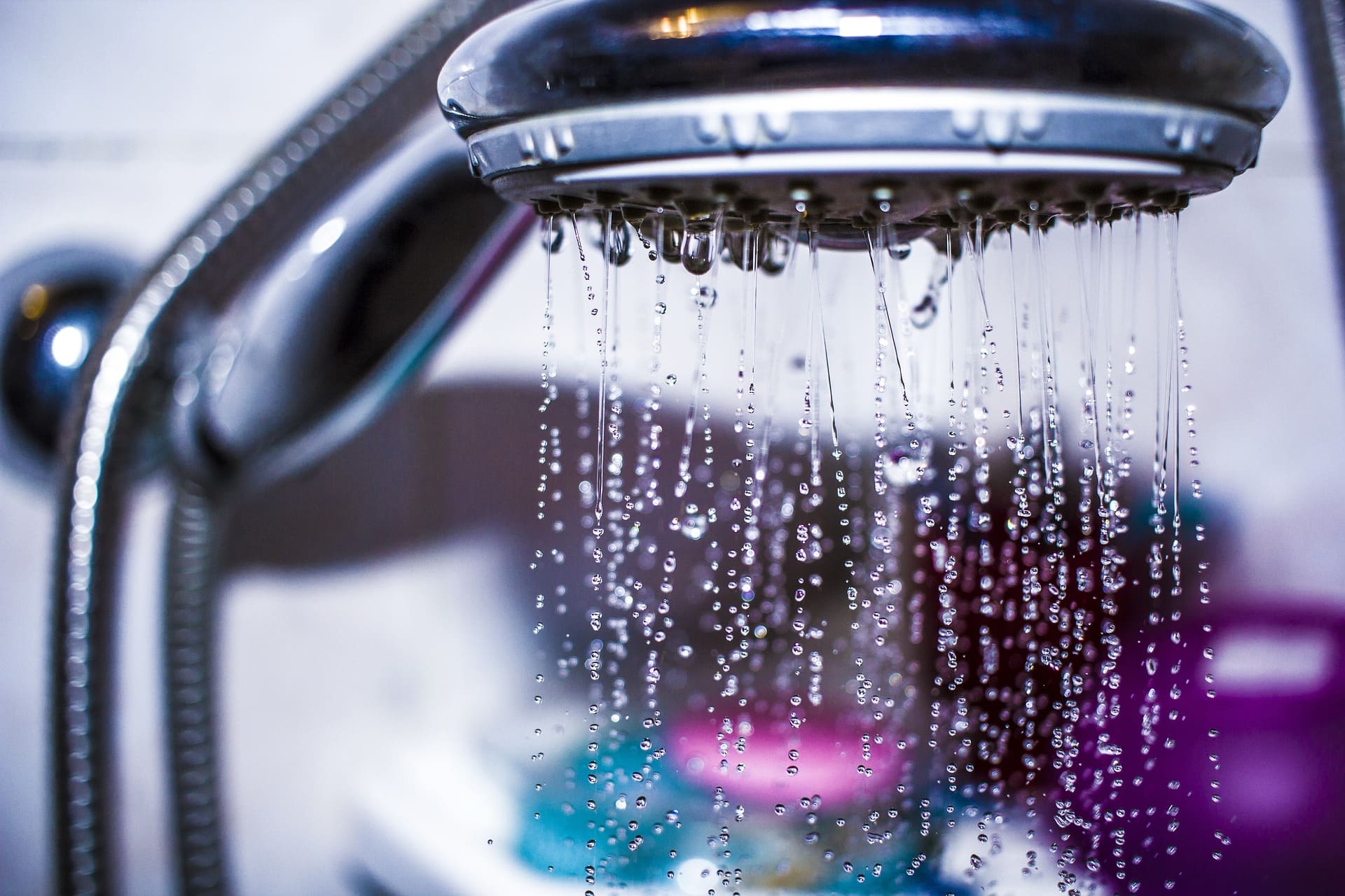 cuanta agua se gasta en una ducha